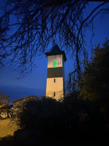 "Silhouette debout face au soleil – slam sur la transmission et le feu intérieur"